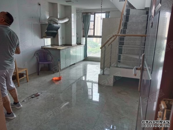 江南区拆除一楼盘接待中心 避免该违建被利用违规卖房